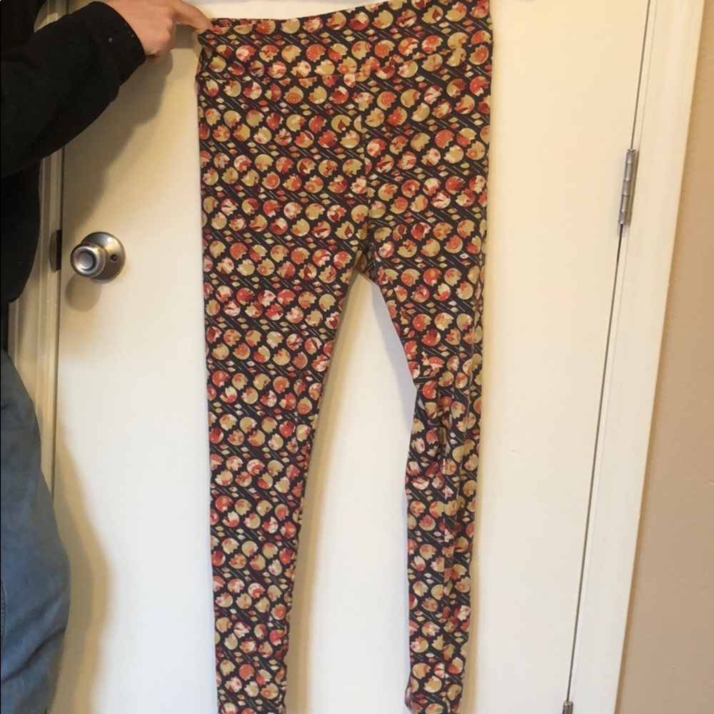 TALL AND CURVY LULAROE LEGGINGS